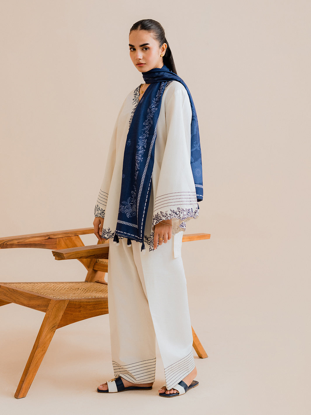 Vaylo – 3Pc Embroidered Co-ords Khaddar Set